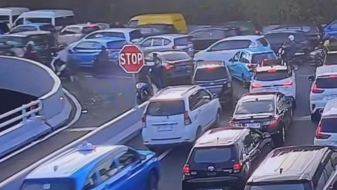 Kemacetan di Tol Bali Mandara hingga ruas jalan menuju Bandara Ngurah Rai Bali yang terjadi pada Jumat, 29 Desember 2023.