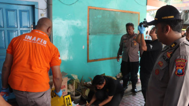 Polisi melakukan olah TKP ibu dan anak yang tewas saat dirampok.