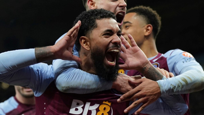 Pemain Aston Villa, Douglas Luiz rayakan gol