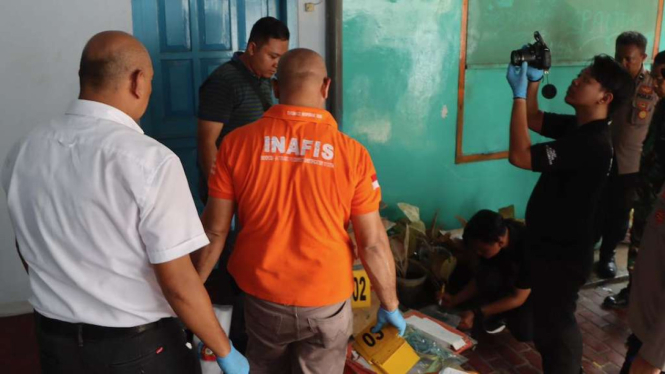 Polisi melakukan olah tempat kejadian perkara ibu dan anak yang tewas saat dirampok di Kota Pasuruan, Jawa Timur, Sabtu, 30 Desember 2023.