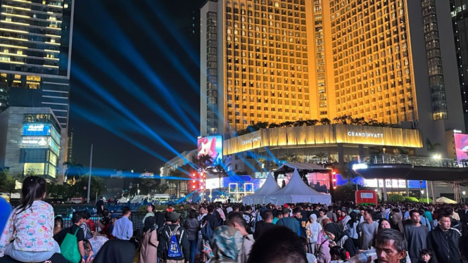 Suasana Perayaan Malam Tahun Baru 2024 di Bundaran HI