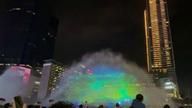 Suasana Perayaan Malam Tahun Baru 2024 di Bundaran HI