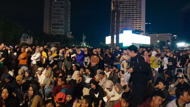 Warga Padati Bundaran HI Merayakan Tahun Baru 2024
