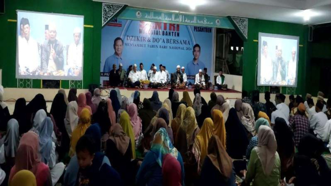 Kiai dan santri gelar doa dan zikir bersama menyambut tahun baru di Serang.