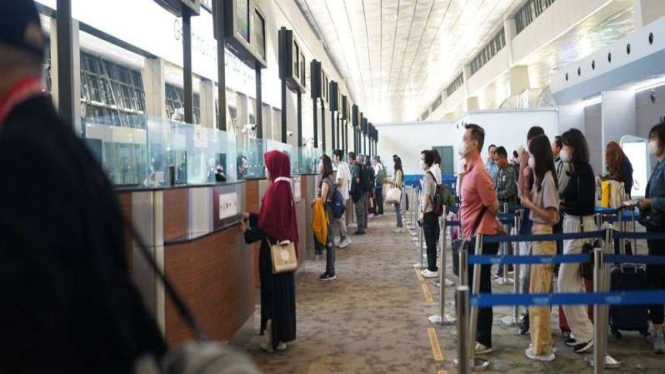 Pemeriksaan Imigrasi di Bandara Soekarno Hatta, Tangerang.