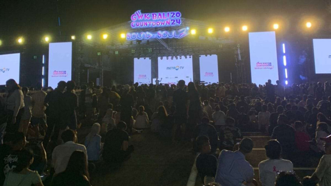 Suasana malam tahun baru 2024 di GWK Bali dan Pantai Kuta.
