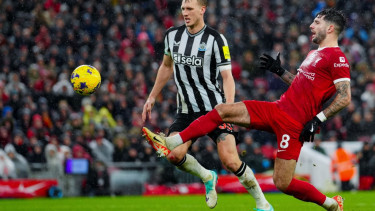 Pemain Liverpool Dominik Szoboszlai (kanan)