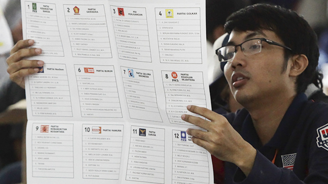 Pelipatan kertas suara Pemilu 2024.