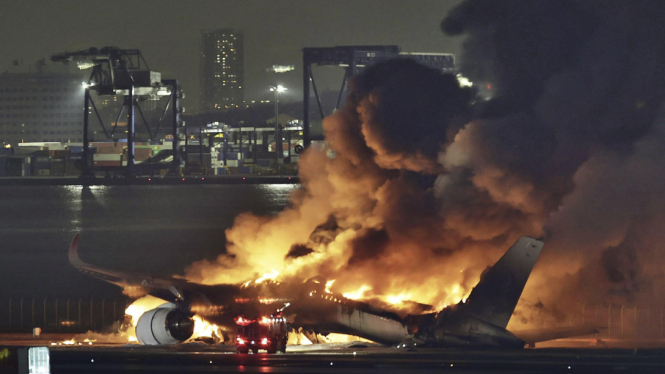 Kecelakaan Pesawat Japan Airlines di Bandara Haneda Tokyo Jepang