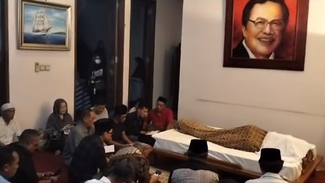 Pelayat membacakan doa di depan jenazah ekonom senior Rizal Ramli 