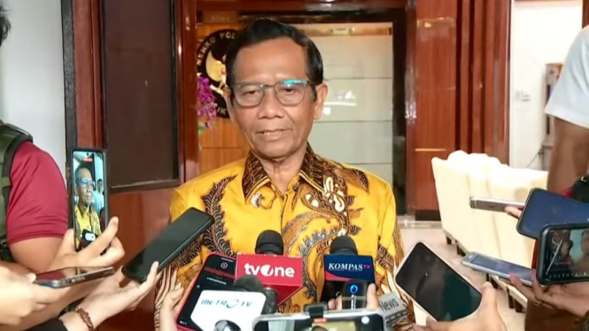 Menkopolhukam yang juga Cawapres 03 Mahfud MD di kantornya.