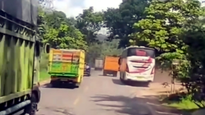 Bus lawan arus nyaris kecelakaan