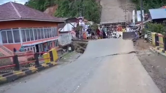 Jembatan Temiai di Kerinci, Jambi patah imbas banjir besar
