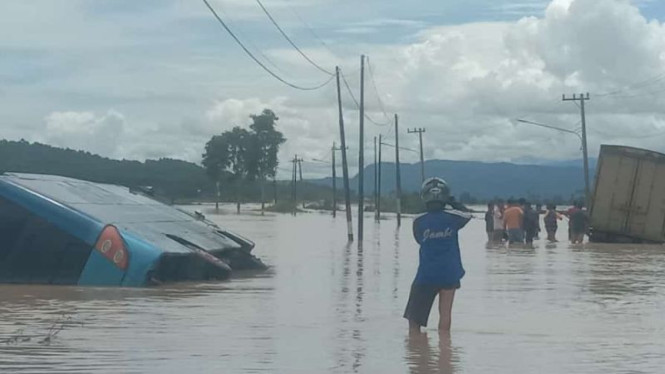 Bus yang terperosok masuk sawah karena nekat melintas banjir.