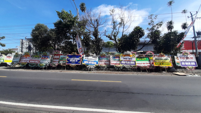Karangan bunga di depan markas Kompi Senapan B Batalyon Infanteri, Boyolali, Jawa Tengah