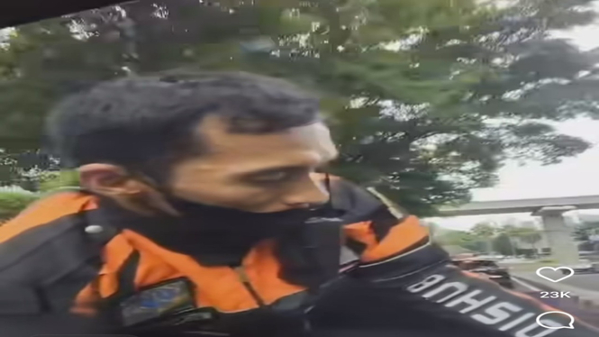 Viral petugas Dishub naik di kap kendaraan