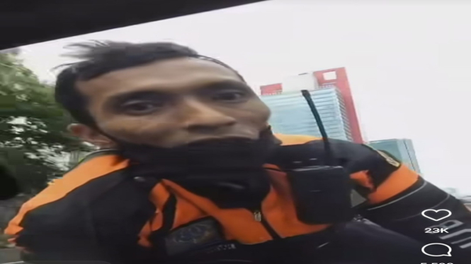 Viral petugas Dishub naik di kap kendaraan