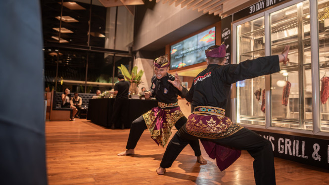 Pertunjukkan budaya di Aryaduta Hotels.