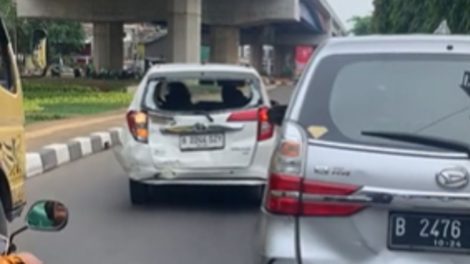 Dua mobil kondisi penyok Kejar-kejaran di Jakarta Timur
