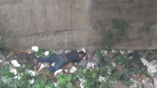 Pria di Bogor hindari dept collector loncat dari jembatan.