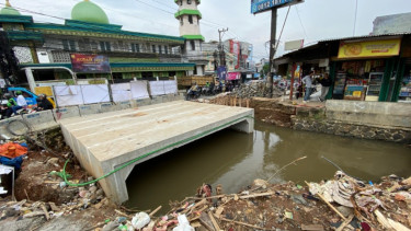 Proyek Jembatan Mampang Mangkrak.