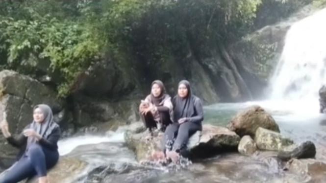 Detik-detik Air Bah Hampir Seret Wisatawan di Curug Hordeng Bogor