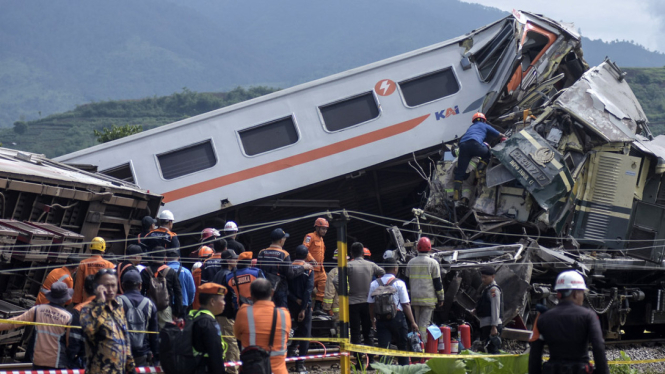 Evakuasi Kecelakaan Kereta Api di Cicalengka Jawa Barat