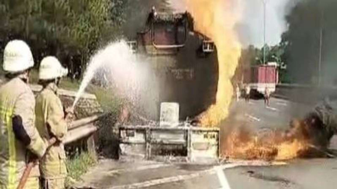 Truk tangki terbakar di Tol Tangerang Merak.