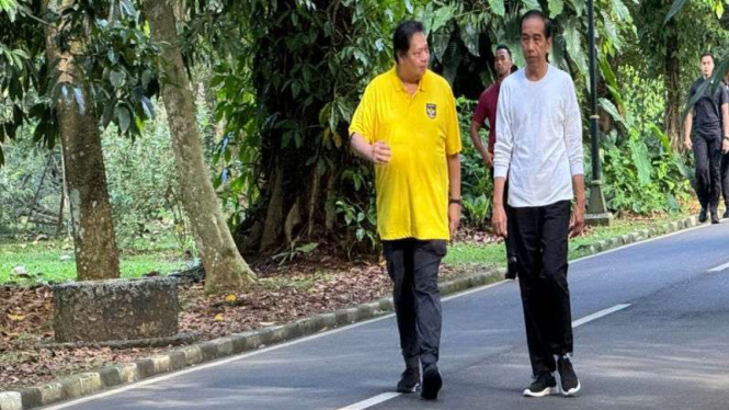 Ketum Partai Golkar Airlangga Hartarto olahraga bersama Presiden Jokowi.