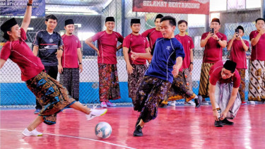 Gibran dan Gus Sejawa ikut Main Futsal