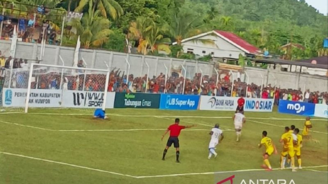 Striker PSBS Biak Alexandro Dos Santos Perreira menjebol gawang Gresik United FC
