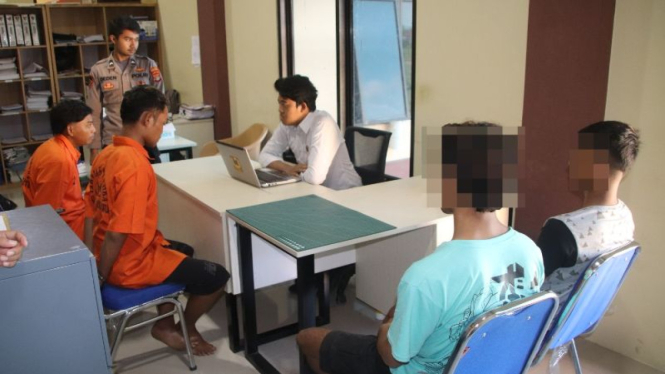 Kawanan pelaku saat diperiksa polisi.