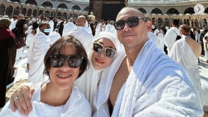 Bunga Citra Lestari bersama suami dan anak
