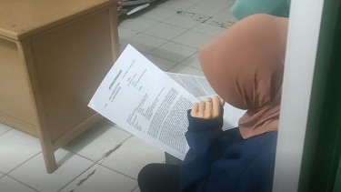 Kuasa hukum HKN, Putri Deyesi Reski, SH, MH di Mapolres Solok Arosuka
