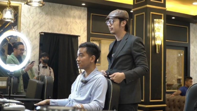 Cawapres nomor urut dua Gibran Rakabuming Raka potong rambut 