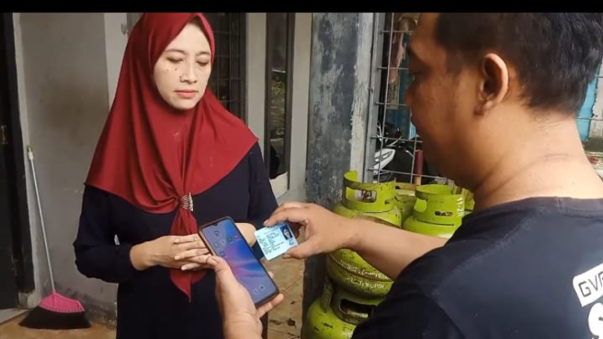 Pembeli gas elpiji 3 Kg di Depok menyertakan KTP