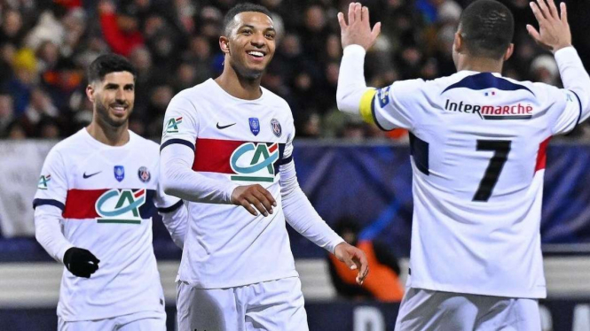 Pemain PSG rayakan gol Kylian Mbappe
