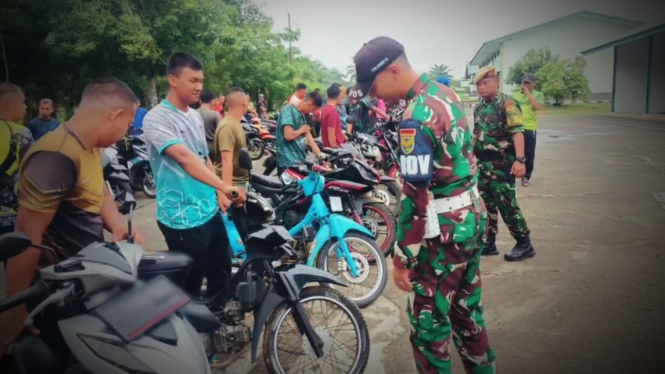 VIVA Militer: Provost periksa motor prajurit Yonarmed 15 cari knalpot brong.