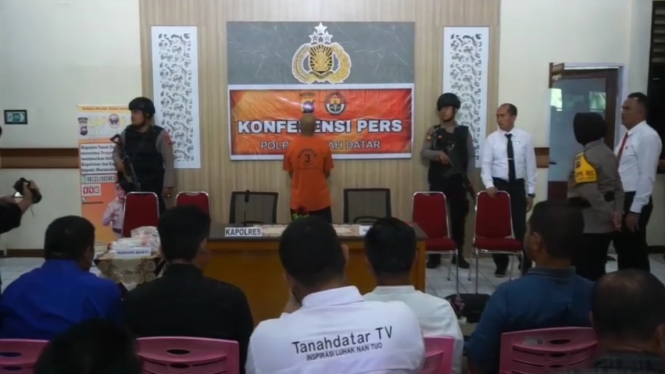 Kasus penyiraman air keras caleg PPP oleh suami sirinya di Tanah Datar