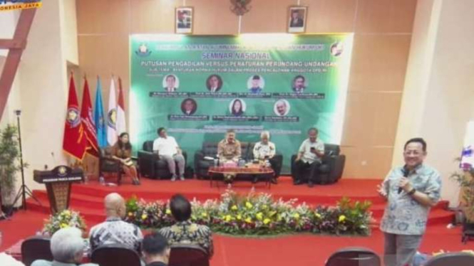 Tangkapan layar eks kjetua DPD RI Irman Gusman memberikan penjelasan pada webinar bertajuk "Putusan Pengadilan Versus Peraturan Perundang-Undangan" yang dipantau di Padang, Senin, 8 Januari 2024.