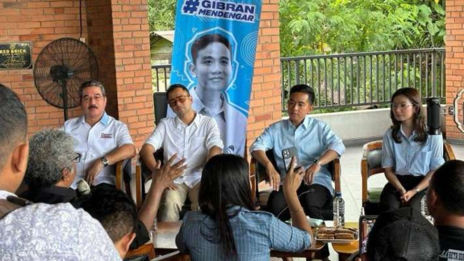 Calon wakil presiden RI Gibran Rakabuming Raka berdiskusi dengan komunitas dan pegiat UMKM di Red Bricks Café & Resto, Ambon, Maluku, Senin, 8 Januari 2024.