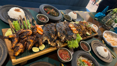 Iga Bakar Dan BBQ Assorted Seafood di atas papan sepanjang 1 meter