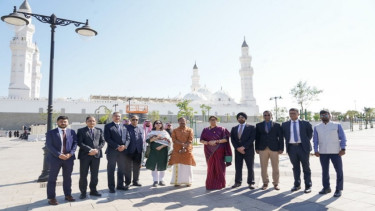 Menteri Perempuan India Smriti Z Irani saat mengunjungi Kota Suci Madinah