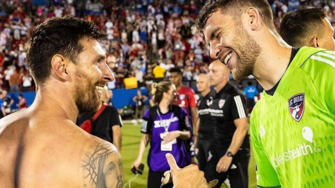 Lionel Messi dan Maarten Paes