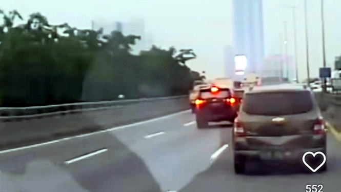 Bola golf terlempar ke jalan tol