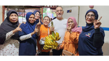 Idris Sandiya Dapat Hadiah Pisang Usai Blusukan ke Jatisampurna
