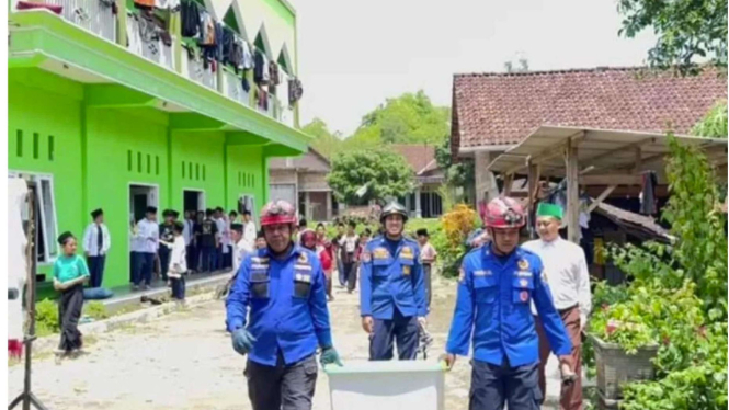 Damkar Amankan Ular Besar yang Masuk Pondok Pesantren 