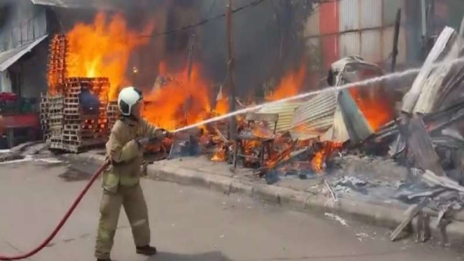 Lapak pedagang baju bekas terbakar di Cakung, Jaktim.