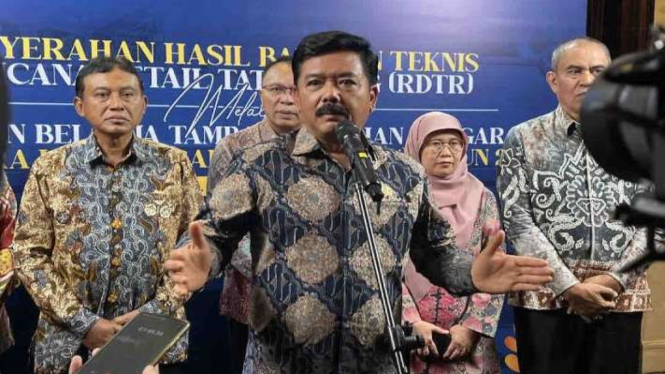Menteri Agraria dan Tata Ruang/Kepala Badan Pertanahan Nasional (ATR/BPN) Hadi Tjahjanto usai Kegiatan Penyerahan Hasil Bantuan Teknis Rencana Detail Tata Ruang (RDTR) melalui Tahun 2023 di Jakarta, Rabu, 10 Januari 2024.