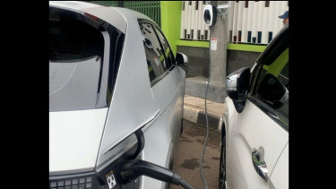Salah satu mobil listrik saat melakukan pengisian daya pada SPKLU PLN EYE yang berlokasi di Sekolah Dasar Yasporbi Bidakara, Jakarta Selatan.